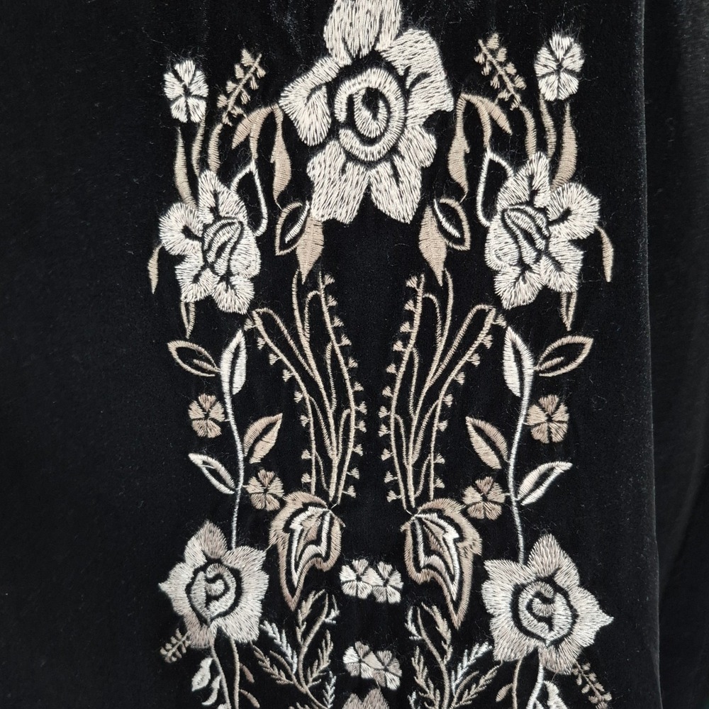 THML black and silver embroidered floral velvet top women's medium - Picture 3 of 10